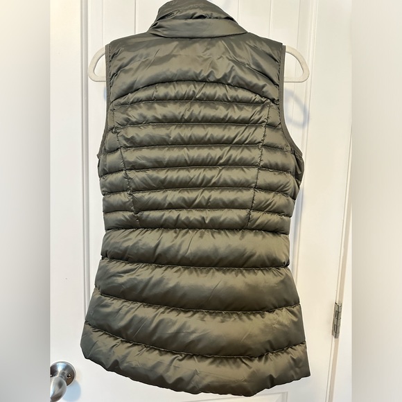 Lululemon Brave the Cold Vest Olive in size 6 - Picture 2 of 8